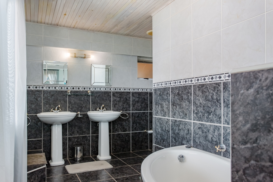 4 Bedroom Property for Sale in Lemoenkloof Western Cape